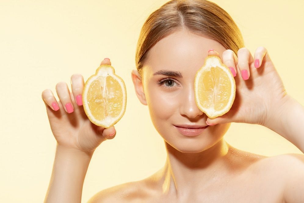 Why you should stop lemon scrubs? (Image via Freepik/master1305)