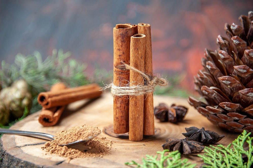 Cinnamon helps manage blood sugar (Image via Freepik/Kamranaydinov)