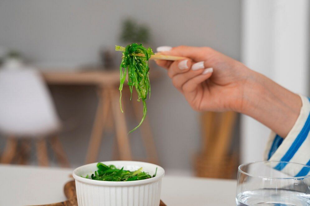 What are the health benefits of eating seaweed? (Image via Freepik/Pikisuperstar)