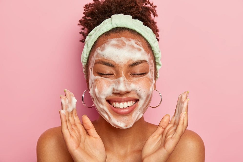 A safer way of Exfoliation (Image via freepik/wayhomestudio)