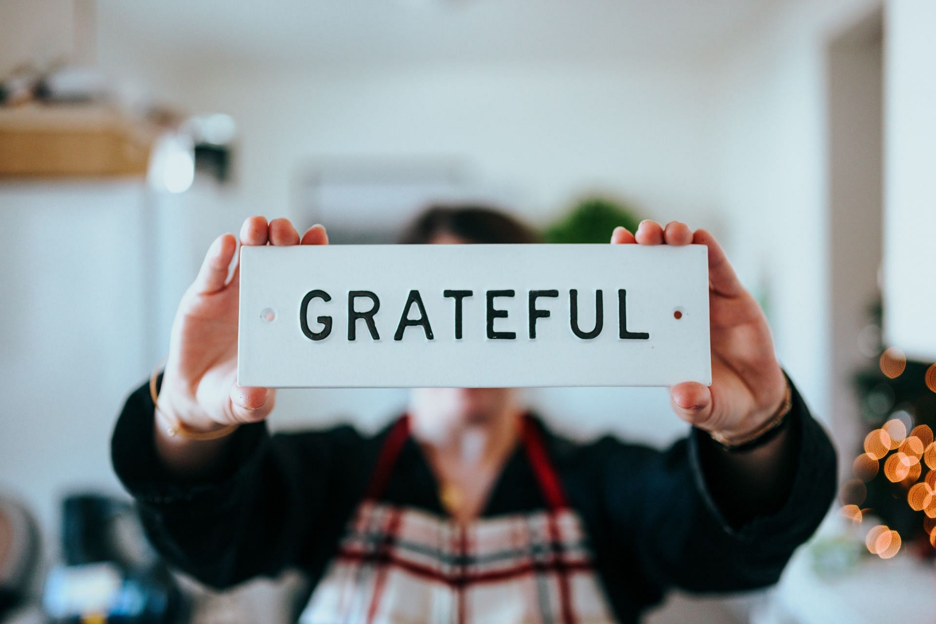 There isn&#039;t one specific way to express gratitude, it depends on what feels more comfortable to you. (Image via Unsplash/ Nathan Dumlao)