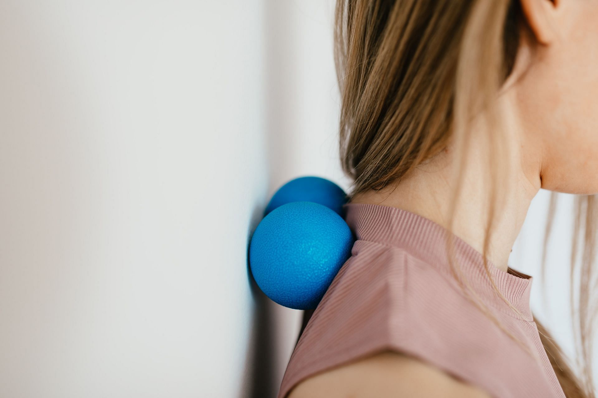 Shoulder exercises can help relieving symptoms of rotator cuff tears. (Image via Pexels/ Karolina Grabowska)