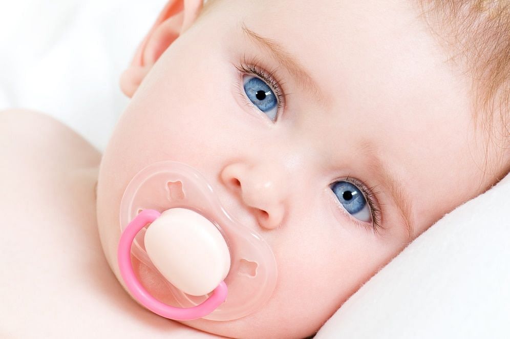Is a pacifier better for the baby? (Image via freepik/valuaitaly)