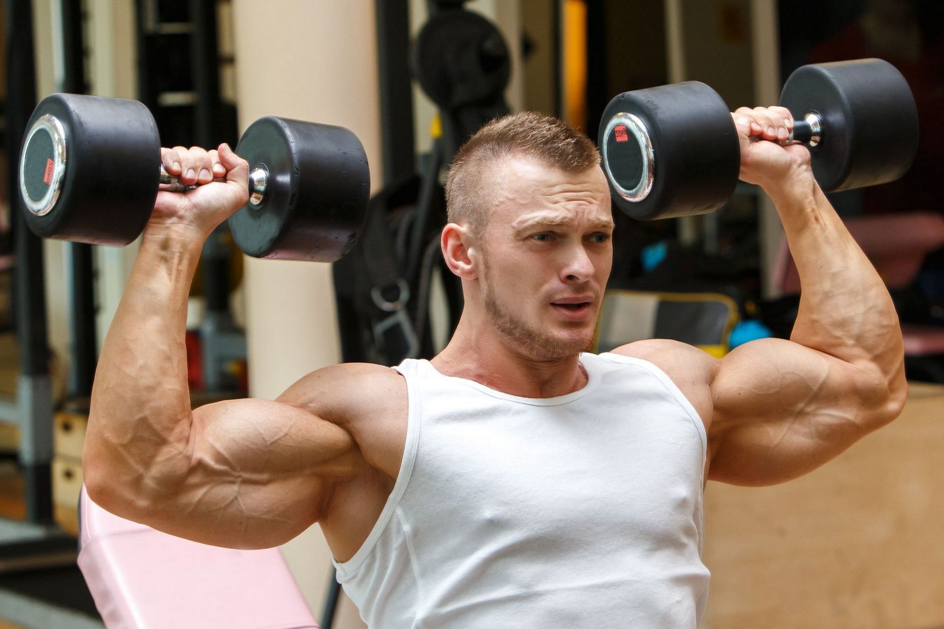 The classic shoulder press. (Image via Freepik)