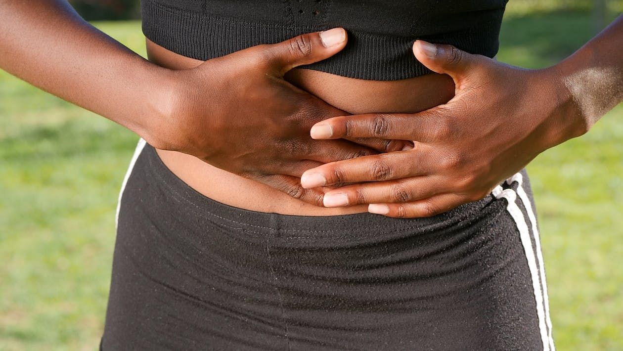 Stomach pain and digestive problems can worsen due to dehydration. (Kindel Media/ Pexels)