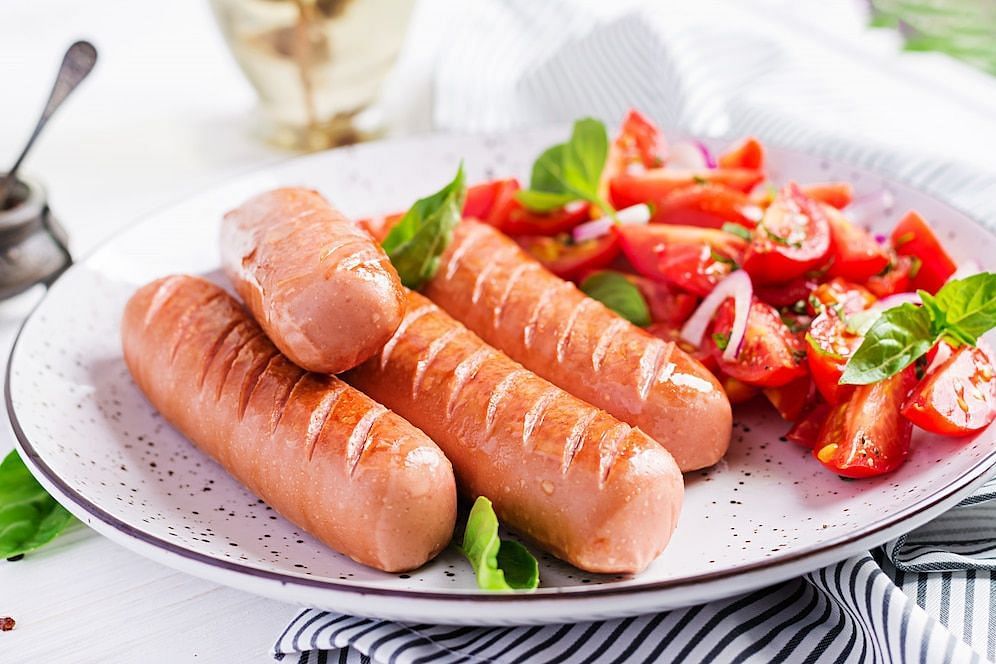 Is chicken sausage better for you? (Image via Freepik/Timolina)