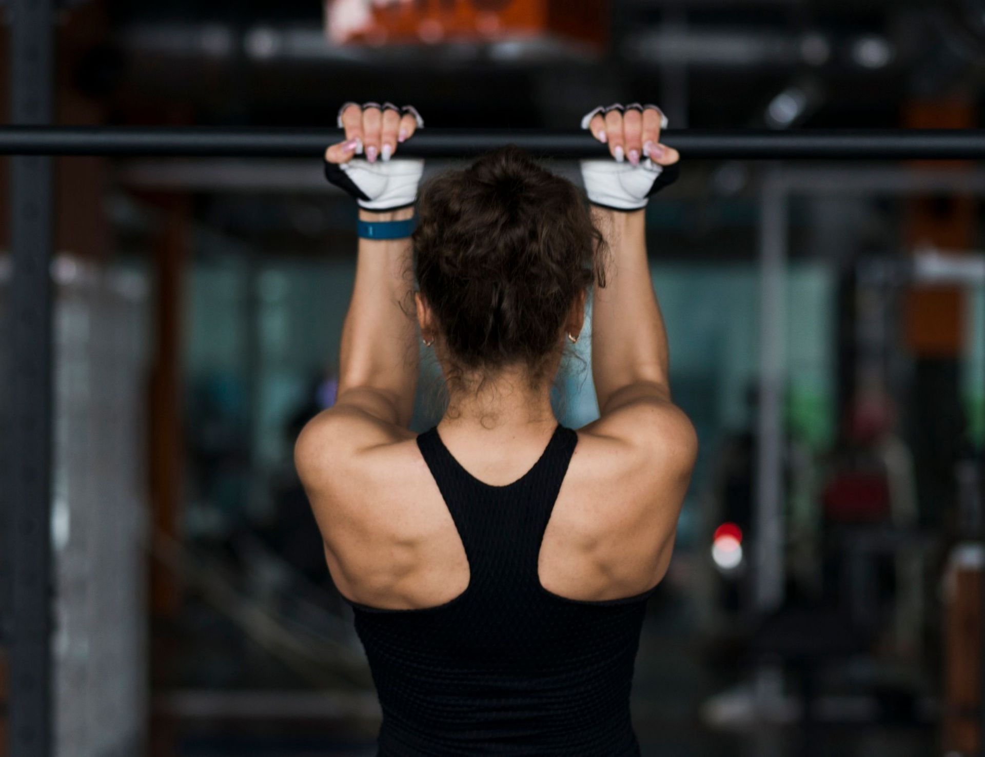 How to perform reverse pull-ups. (Image via Freepik)