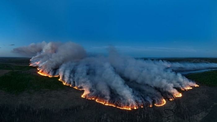 Smoke from nearby wildfires creates eerie baseball scene