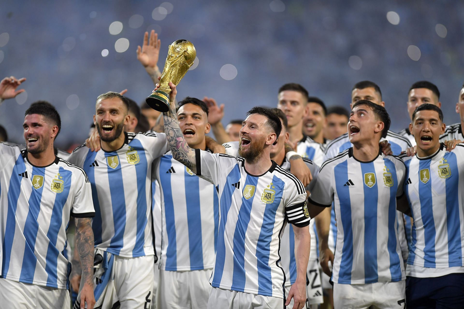 Messi displays the World Cup trophy to the fans