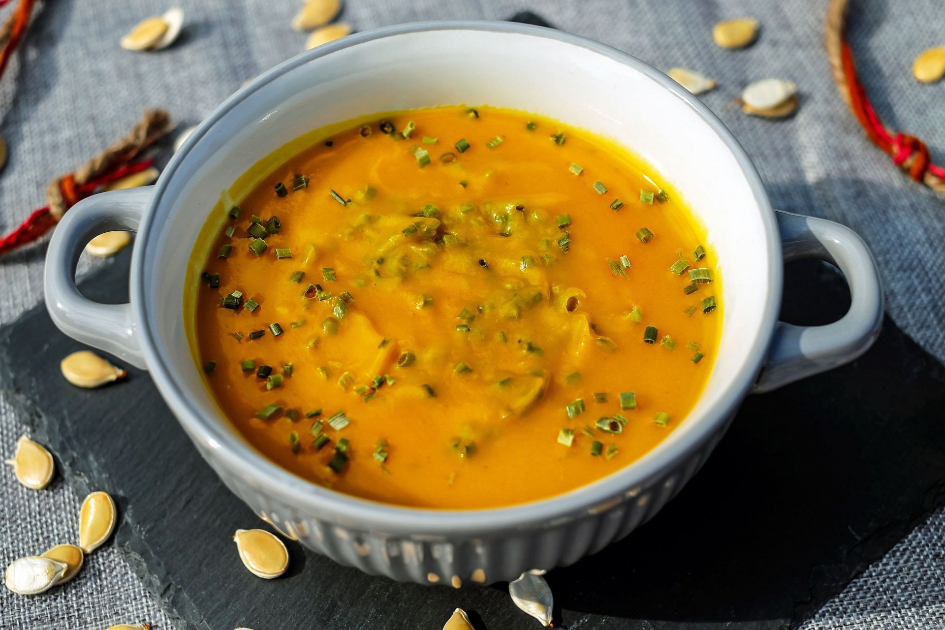 Fewer calories in lentil soup makes it a healthy option. (Image via Pexels/ Pixabay)