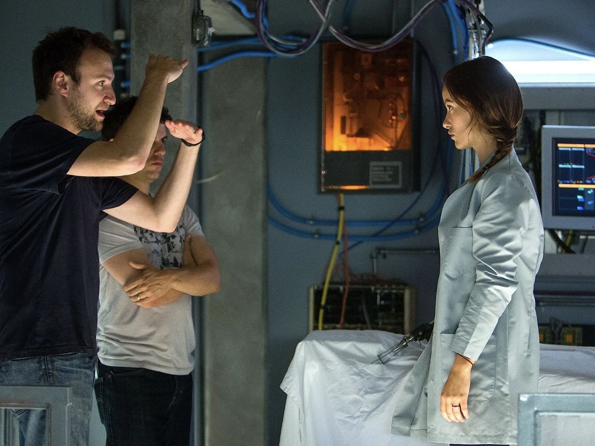 David Gelb directs a scene in The Lazarus Effect (Image via IMDb)