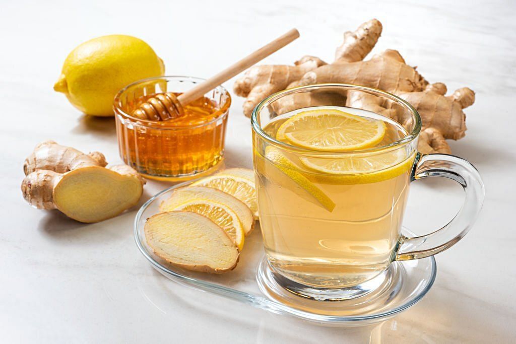 Ginger tea with lemon and honey(Image via Getty Images)