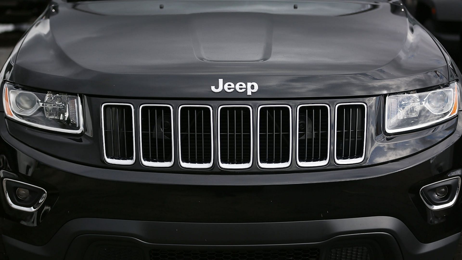 The recalled Jeep Grand Cherokee vehicles will receive a free inspection and repair through dealerships across the country (Image via Joe Raedle /Getty Images)