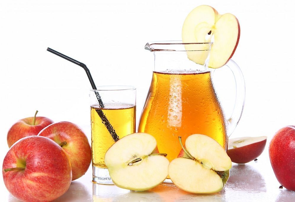 Apples are full of healthy enzymes. (Image via Freepik/Racoolstudio)