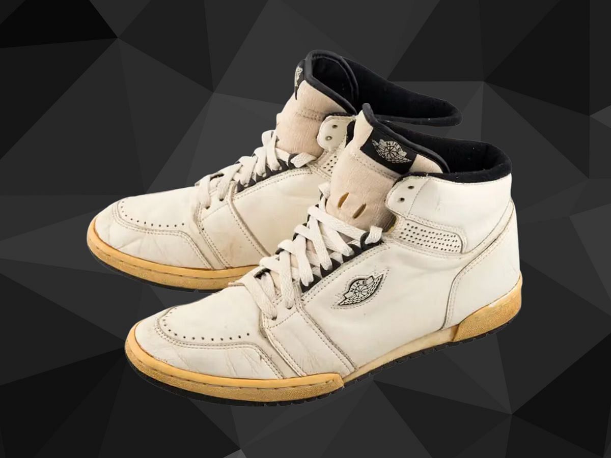 Air Jordan 2 Prototype &quot;White and Black&quot; sneakers (Image via Heritage Auctions)