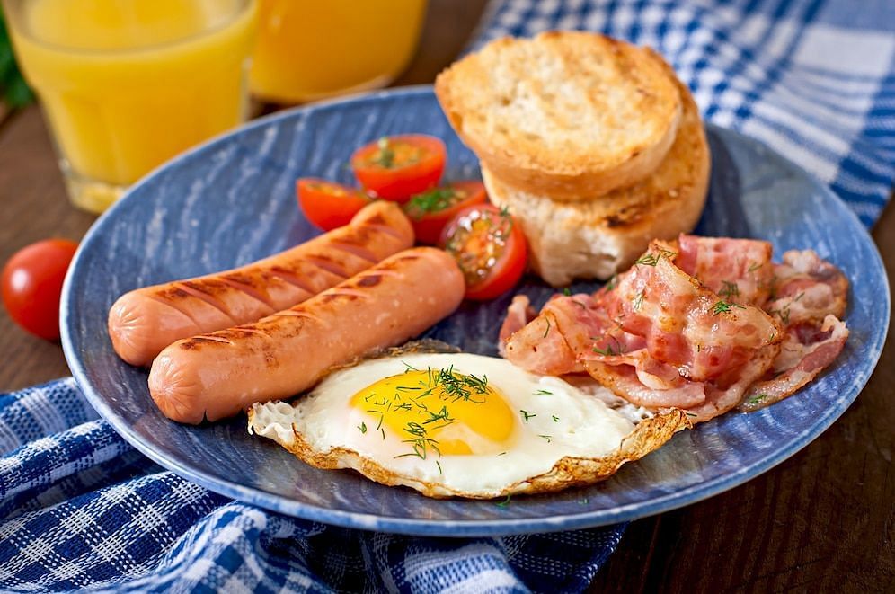 How healthy is breakfast sausage? (Image via Freepik/Timolina)