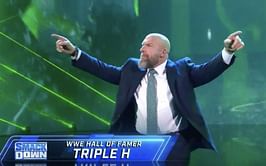 [PHOTO] Triple H reveals a brand-new Universal Championship design on SmackDown to celebrate Roman Reigns' achievement