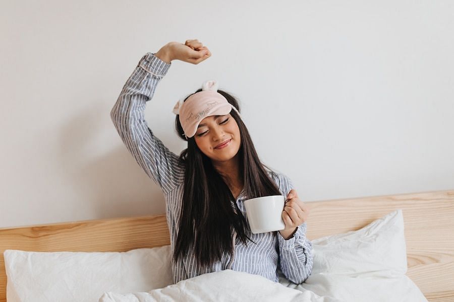 A morning routine helps you get out of bed. (Image via Freepik/Lookstudio)