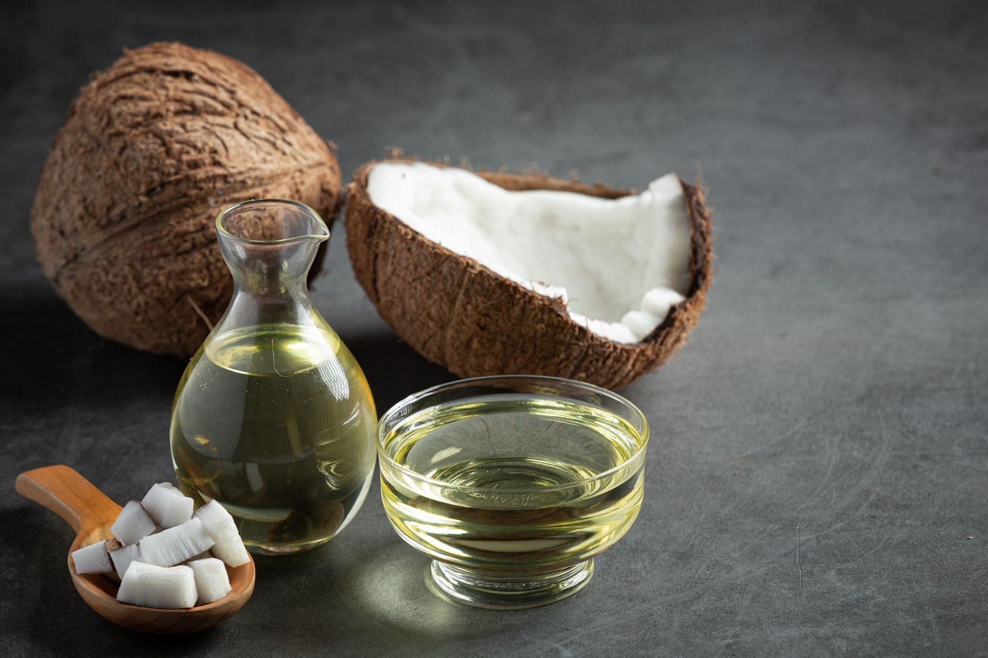 Coconut oil contains antibacterial and healing properties. (Image via Freepik)
