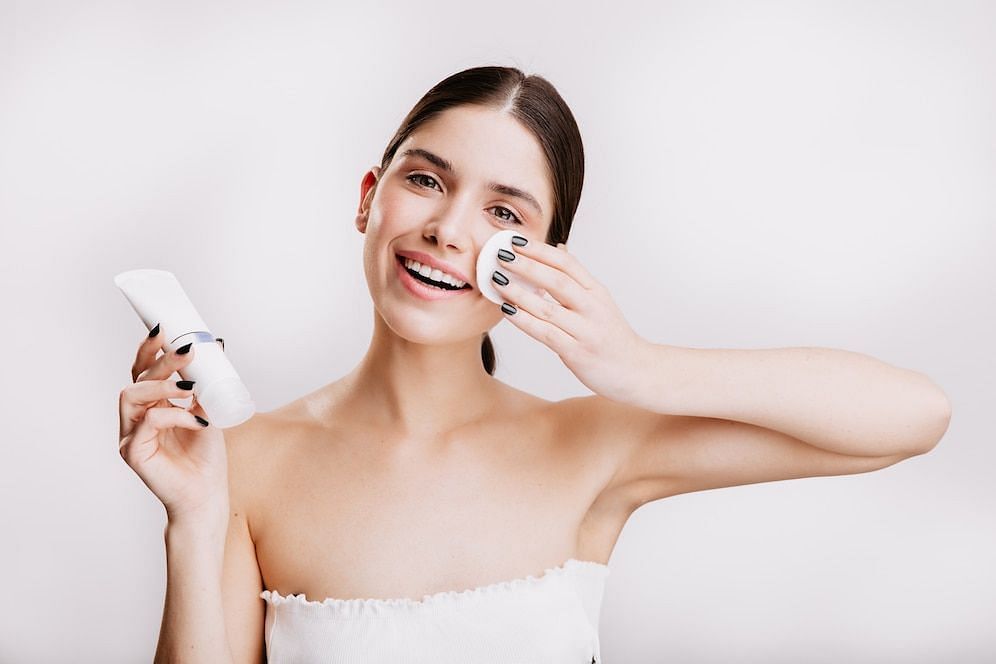 It helps minimise pores. (Image via Freepik/Looksstudio)