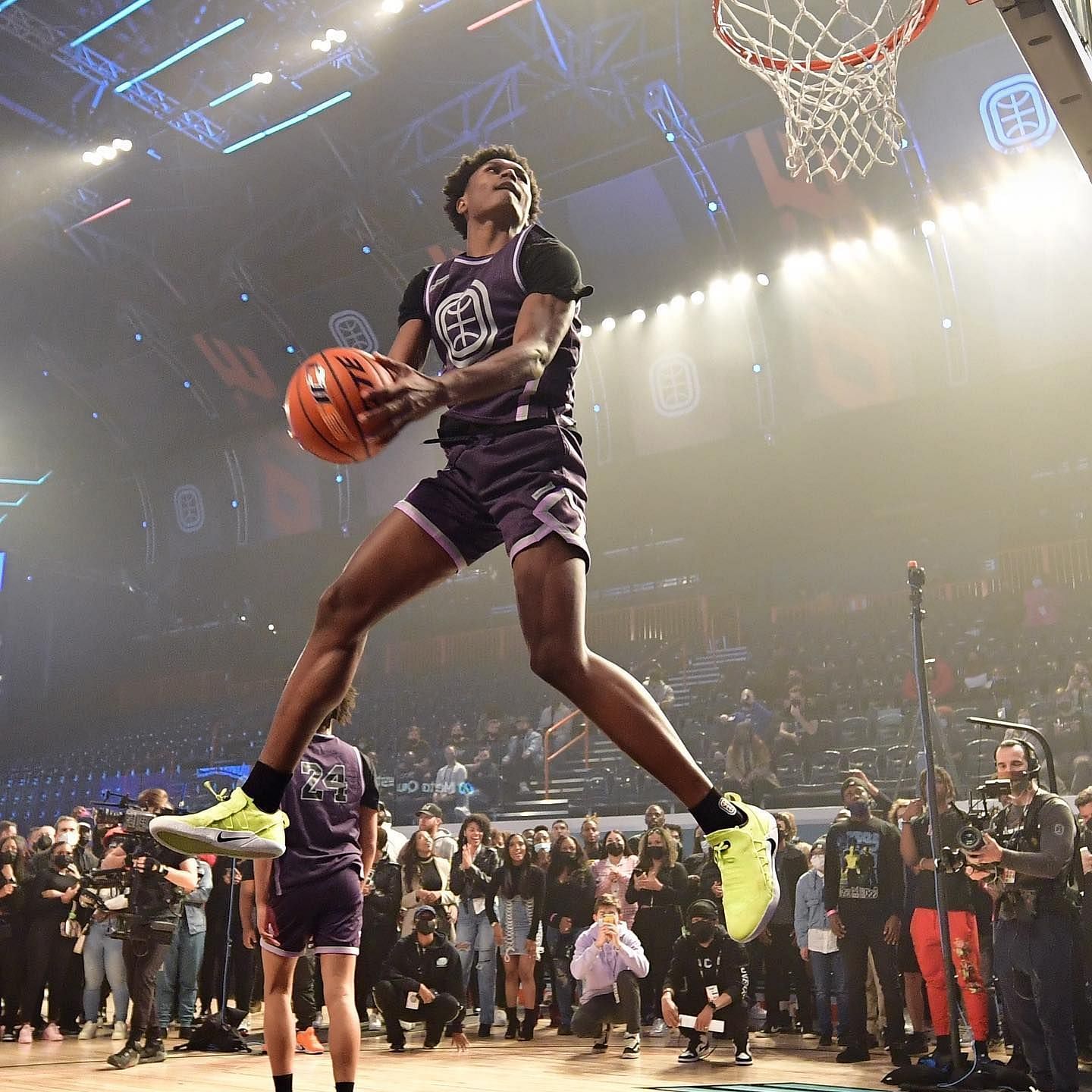 Ausar Thompson participated in the dunk contest of the Overtime Elite League. Via Instagram.