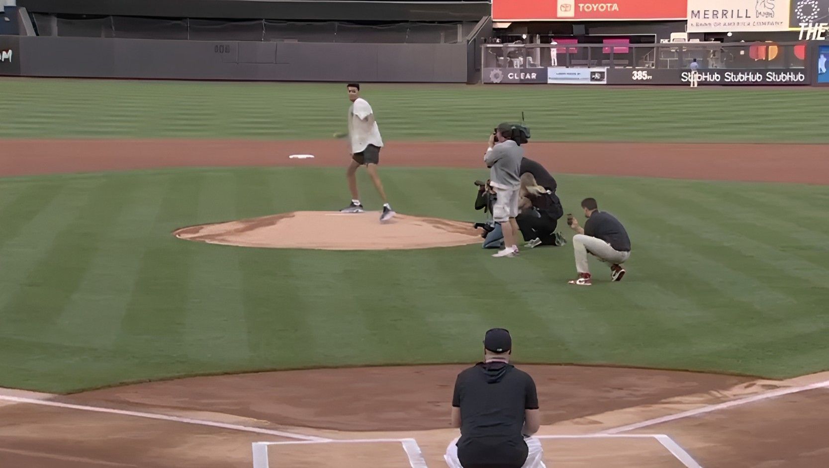 Victor Wembanyama throws first pitch for the Yankees