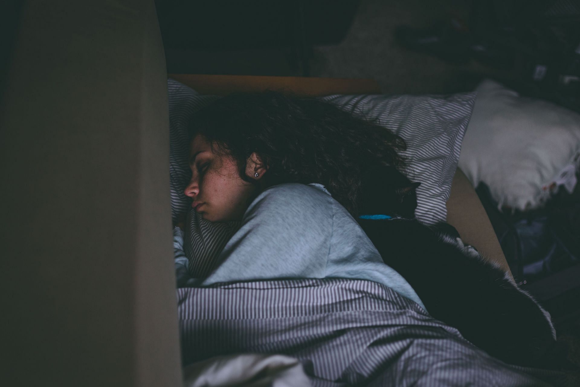 sleep in a cool dark room (Image via Pexels / Craig Adderley)