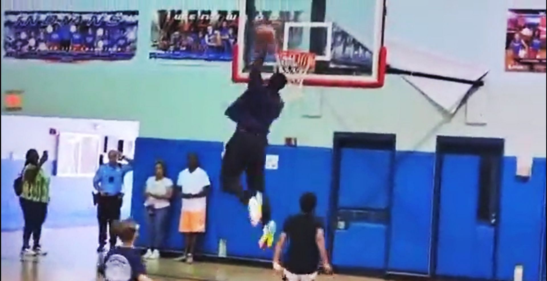 Zion Williamson throws down a 360 dunk