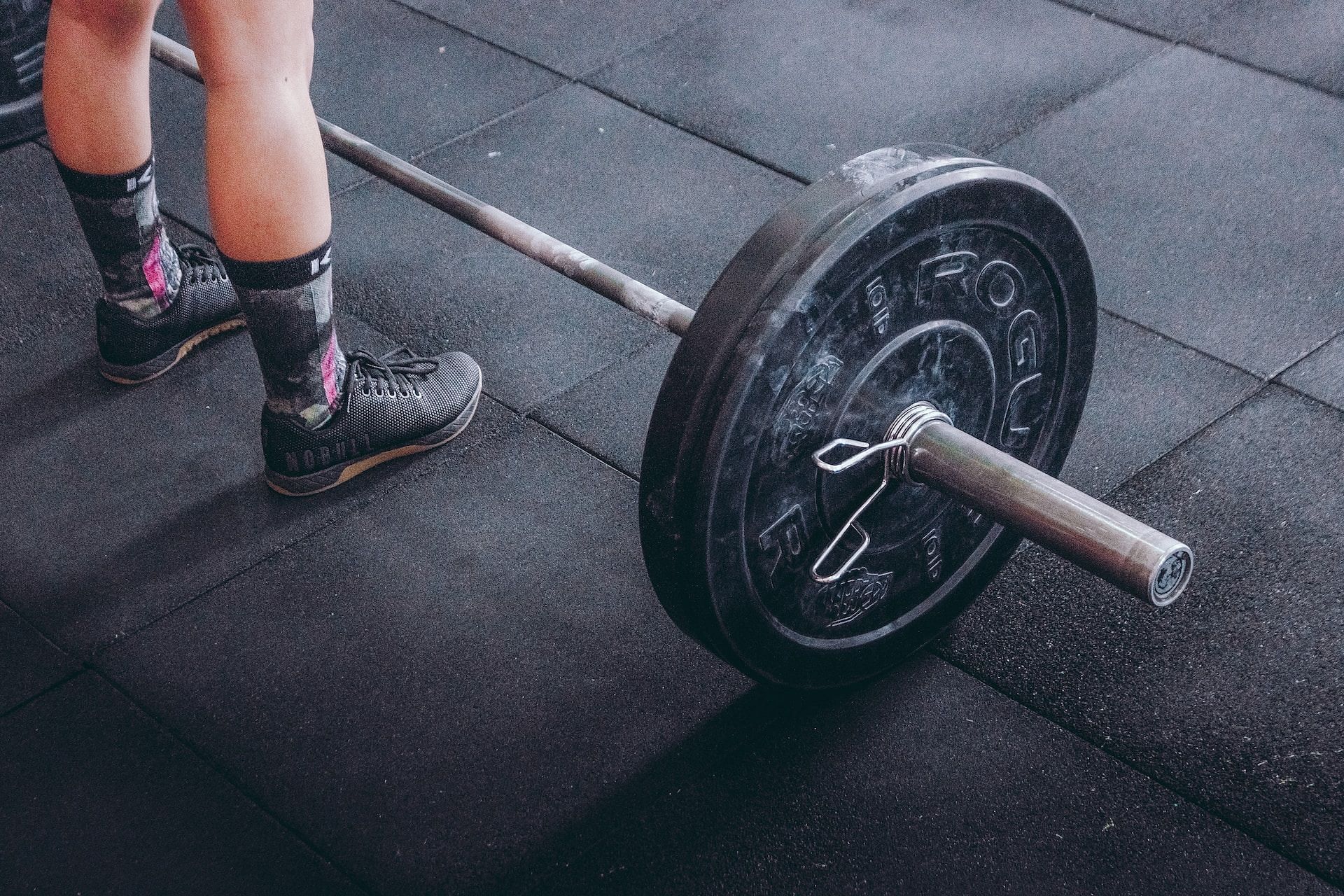 Landmine squat (Photo by Victor Freitas on Unsplash)