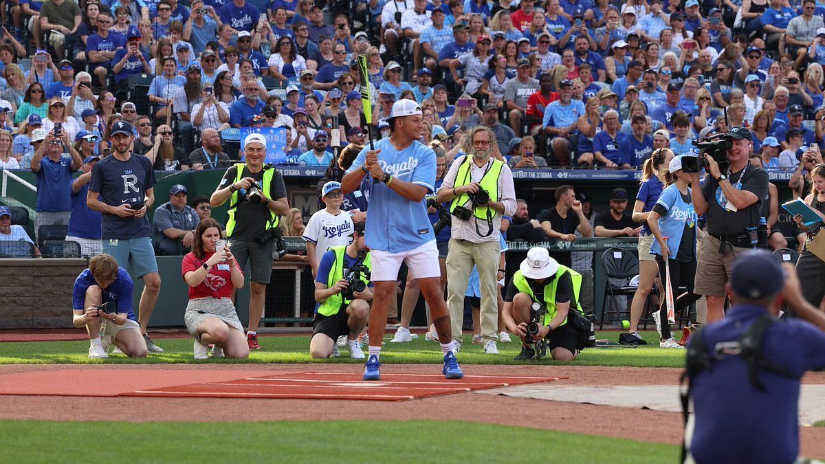 Patrick Mahomes shows off skills at Royals celebrity softball game