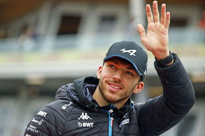 “I think he should get another 3-place grid penalty": Pierre Gasly jokes about Carlos Sainz blocking him during the driver’s parade