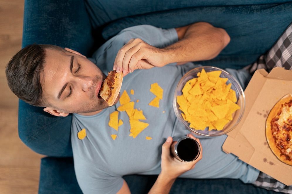 How unhealthy diet impacts sleep? (Image via Freepik)