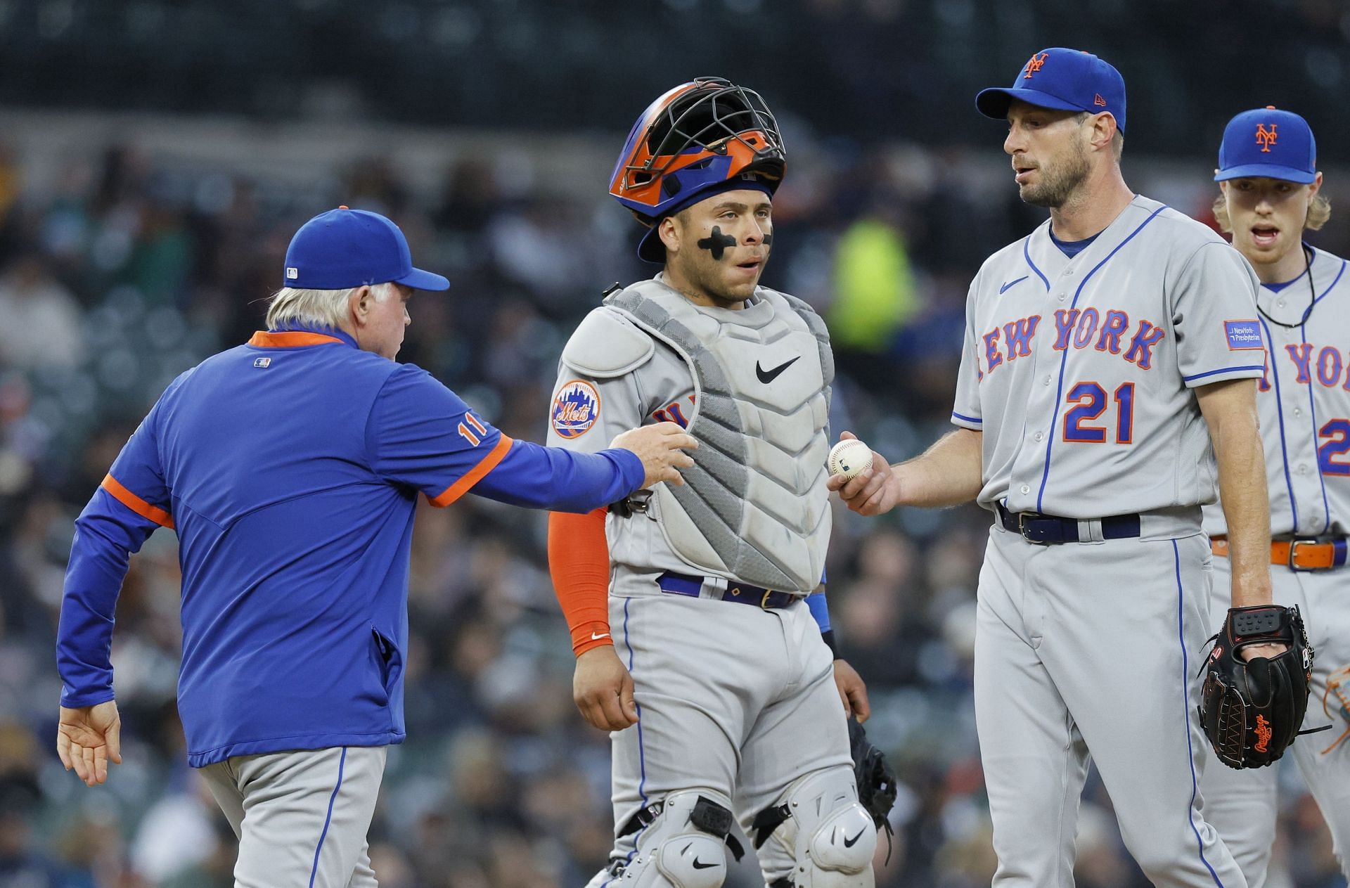 Max Scherzer of the New York Mets is pulled by manager Buck Showalter against the Detroit Tigers at at Comerica Park