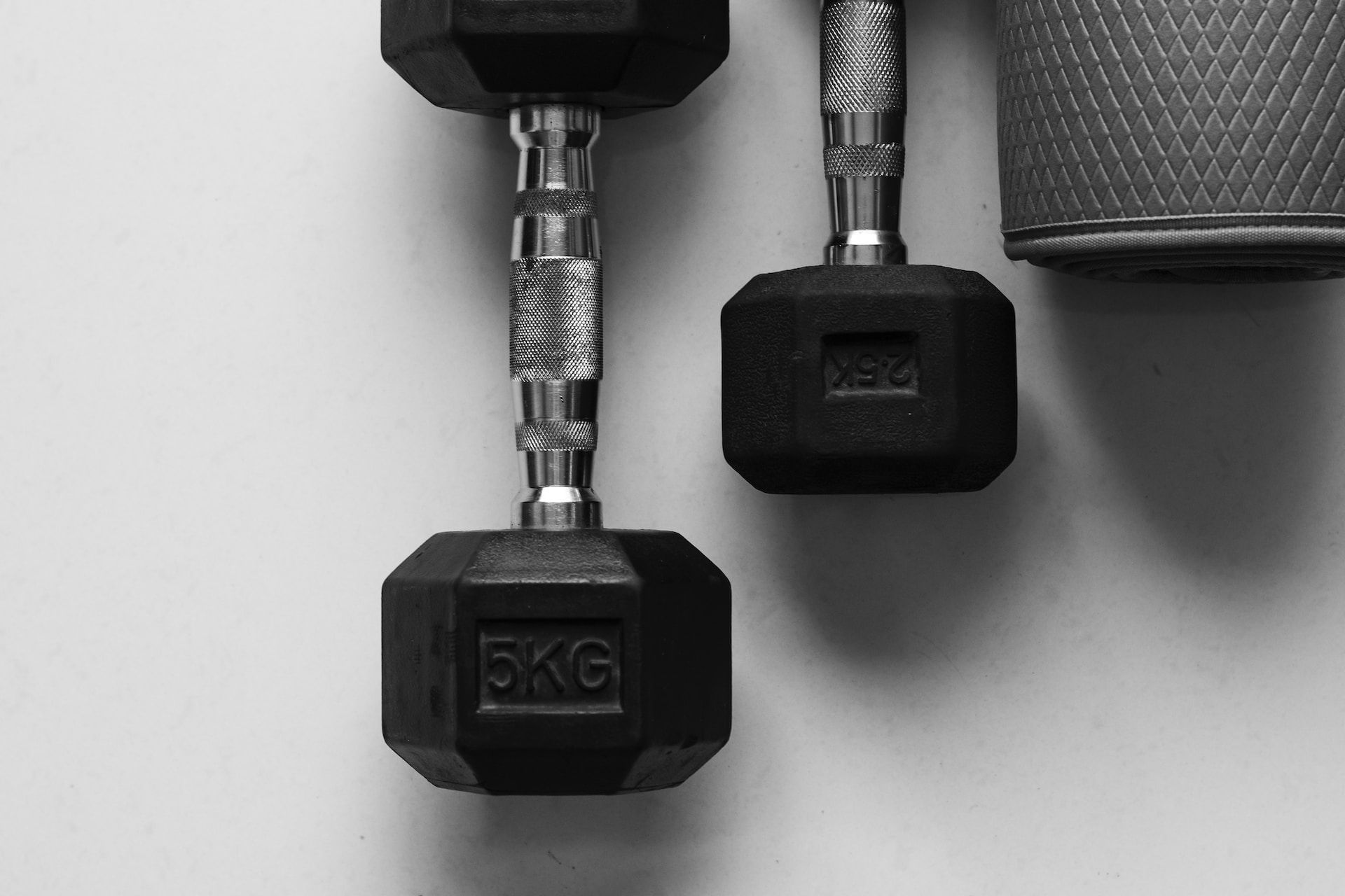 Learn how to use dumbbells. (Image via Unsplash/ Vd Photography)