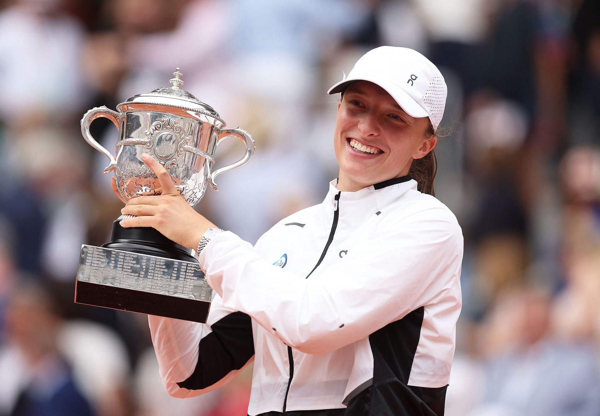 Iga Swiatek with her winners trophy