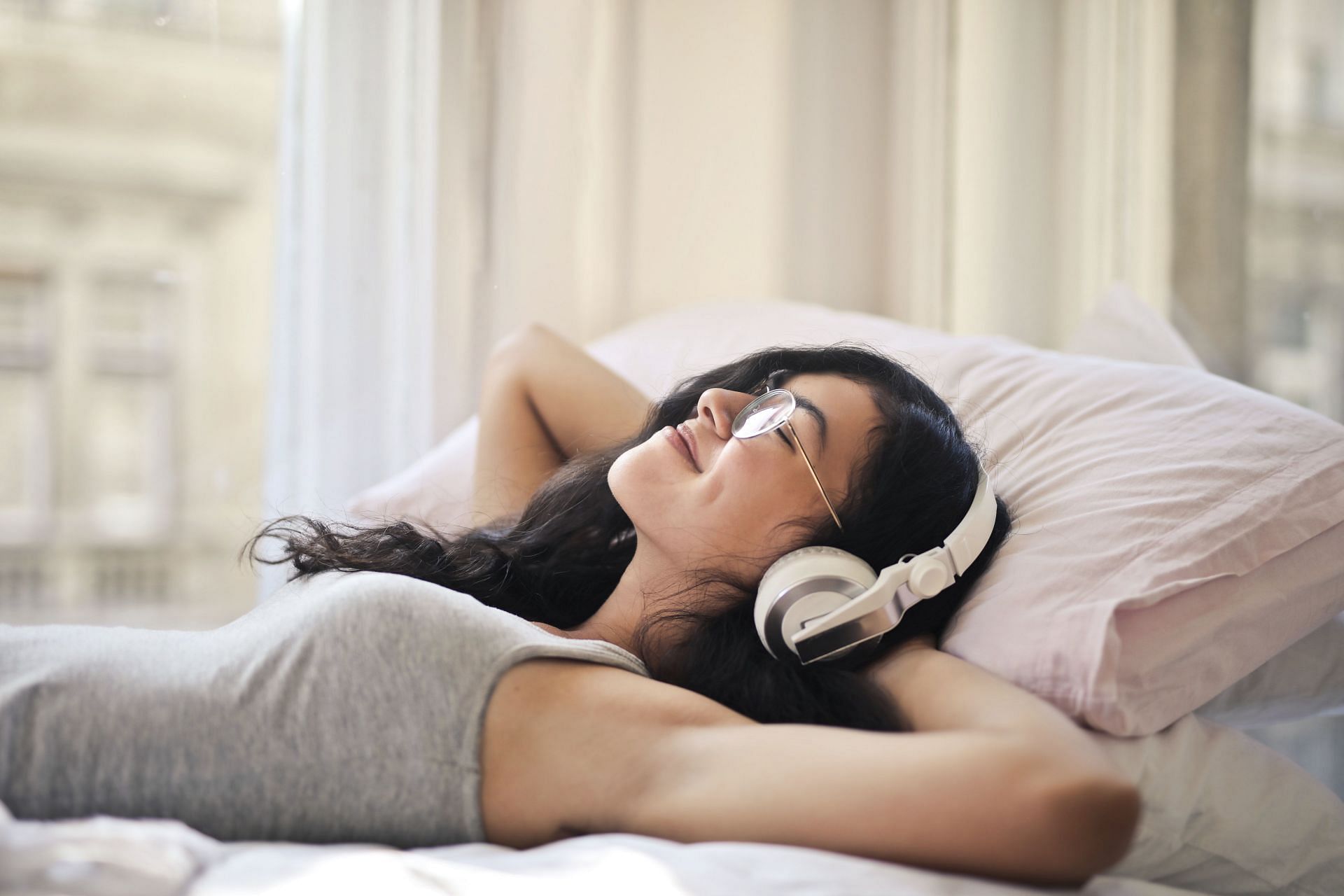 Music before bed (Image source/ Pexels)