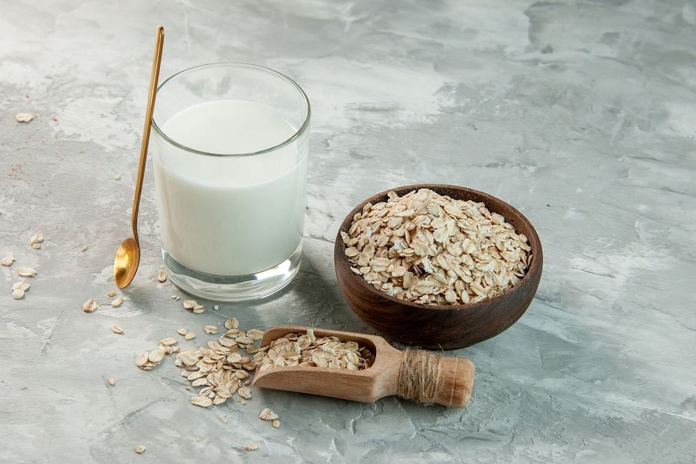 How is oat milk good for your health? (Image via Freepik/Kamranaydinov)
