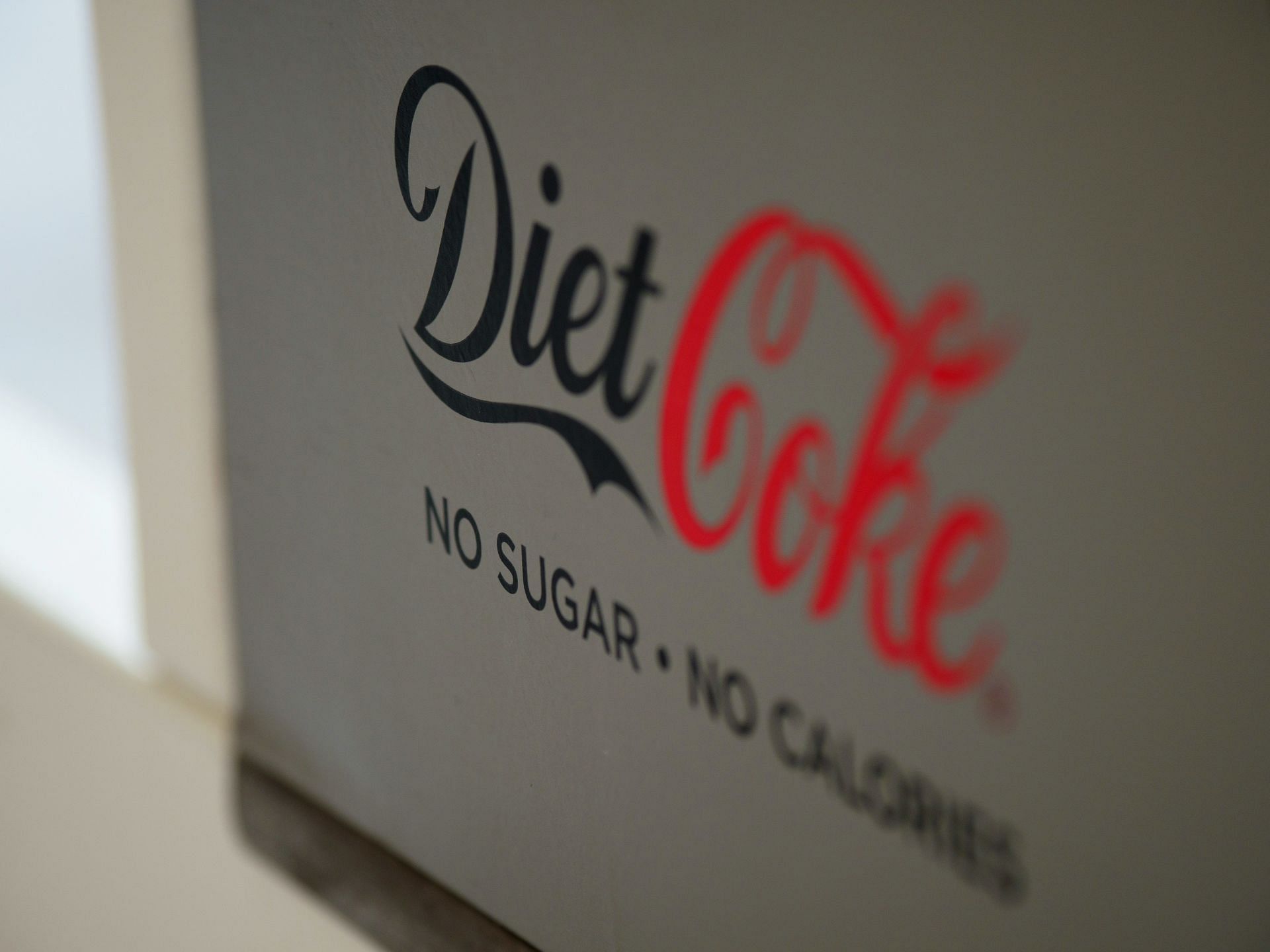 Diet coke contains artificial sweeteners. (Image via Unsplash/Brett Jordan)