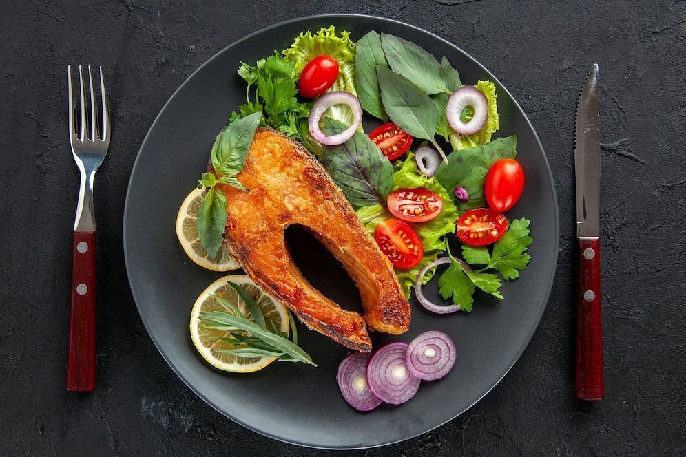Your diet can help with inflammation. (Image via Freepik/Kamranaydinov)