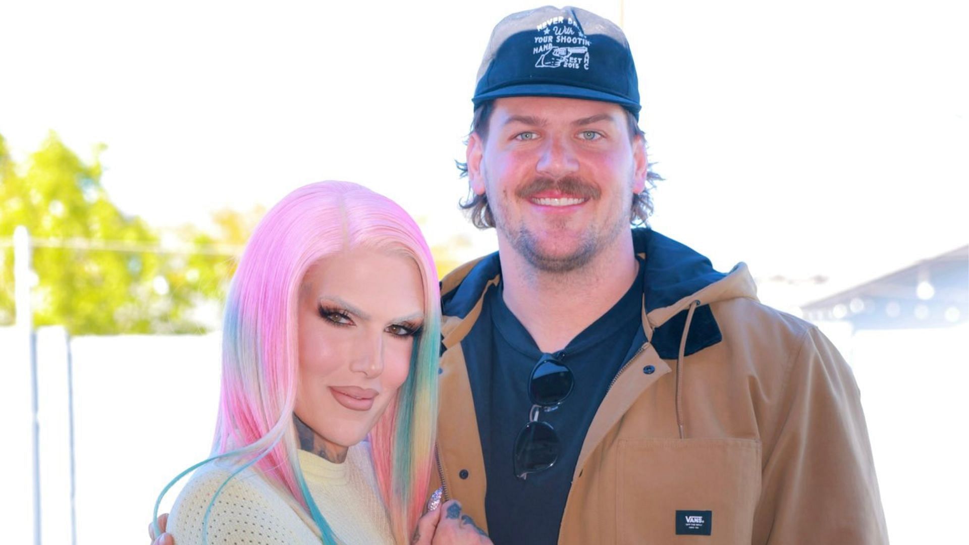 YouTuber and cosmetics mogul Jeffree Star took a photo with former NFL offensive lineman Taylor Lewan. (Image credit: Jeffree Star on Twitter)