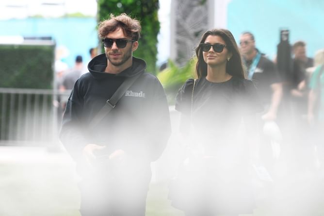 WATCH: Pierre Gasly and girlfriend Kika Cerqueira Gomes sing their hearts out together at Coldplay concert
