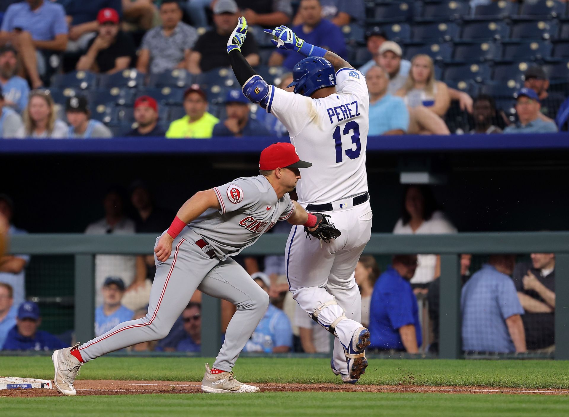 Kansas City Royals star Salvador Perez leaves game vs. Reds with hand  injury: details