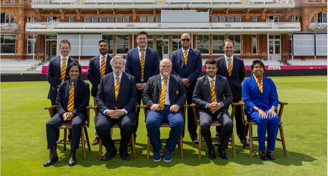 झूलन गोस्वामी ने लॉर्ड्स के मैदान पर MCC की विश्व क्रिकेट समिति के सदस्यों के साथ तस्वीर की साझा