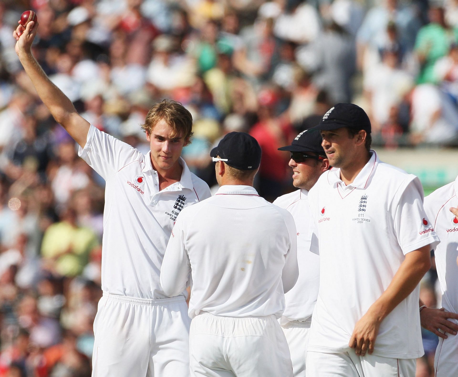 Stuart Broad (L) was the wrecker-in-chief in the final Ashes Test in 2009.