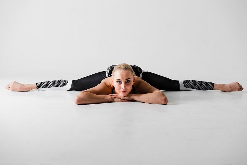 middle split stretches to boost flexibility (Image via freepik)
