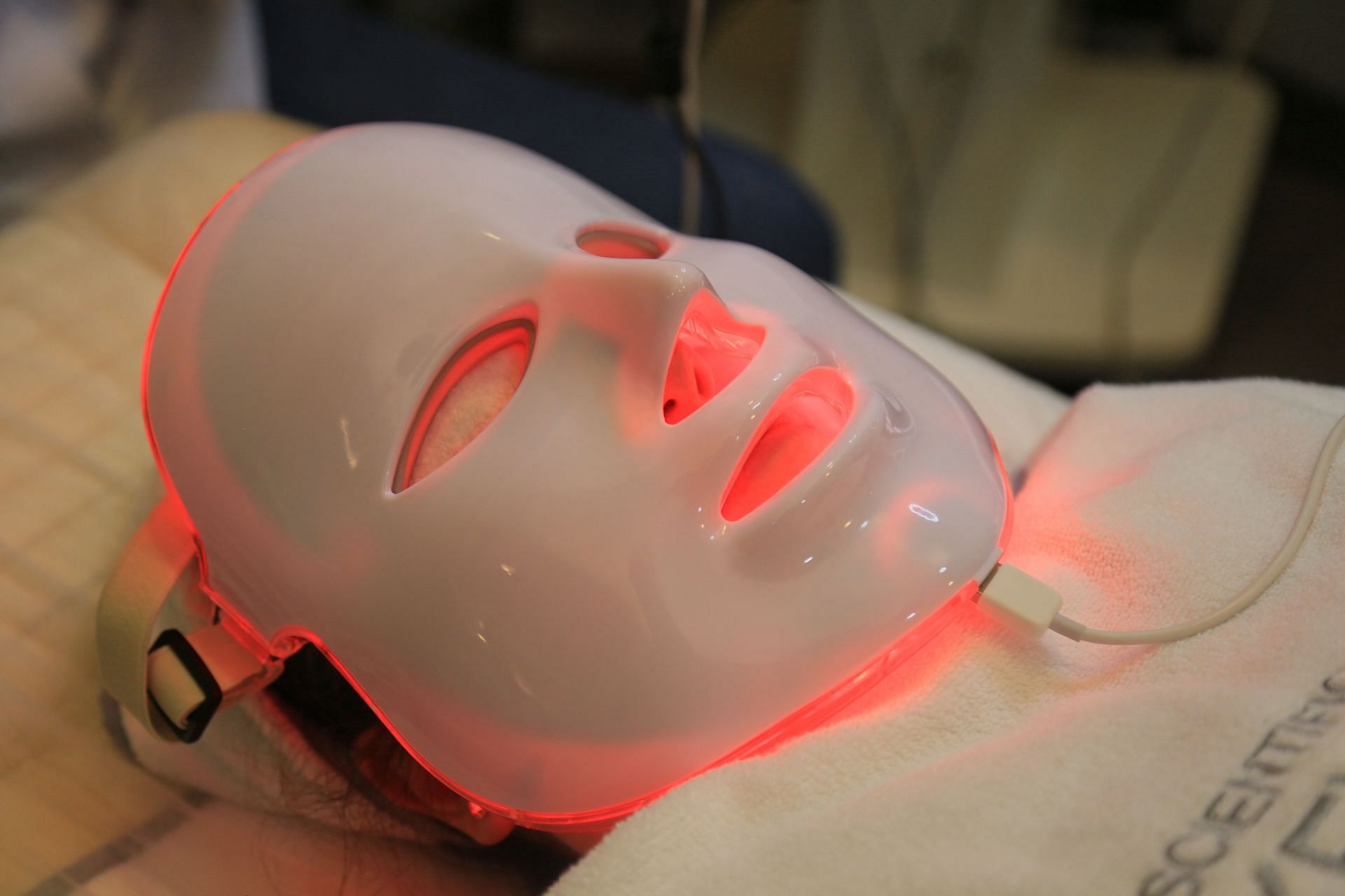 Red light therapy (Image via Pexels/Dinc Tapa)