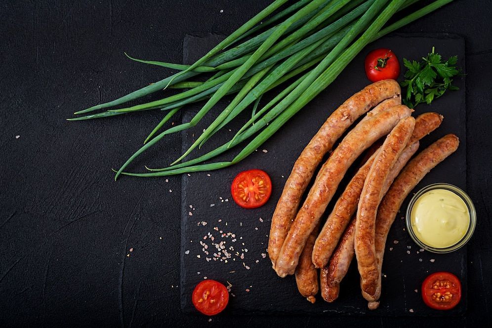 Are vegan sausages just as good as beef? (Image via Freepik/Timolina)