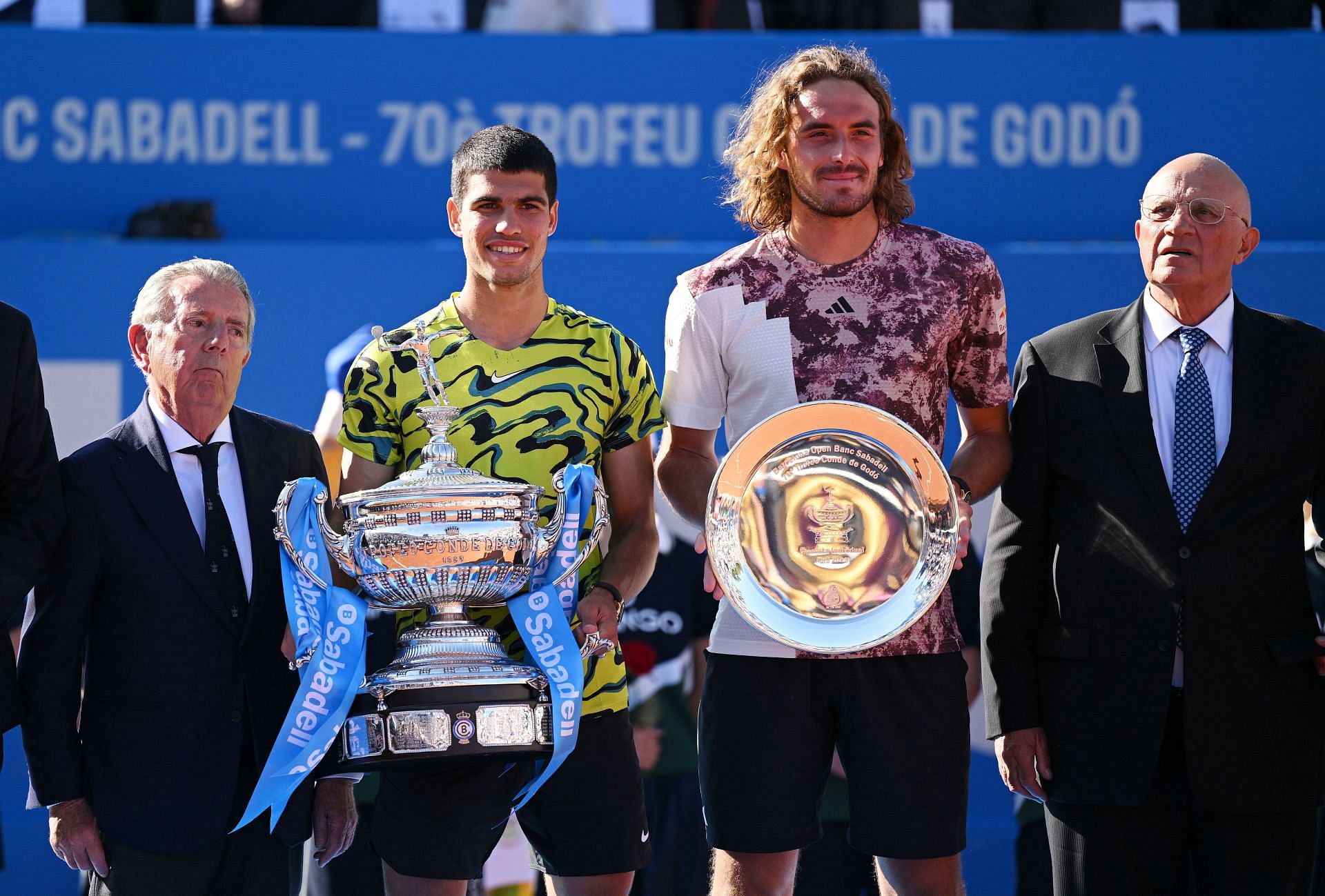 Carlos Alcaraz beat Stefanos Tsitsipas to win the 2023 Barcelona Open.