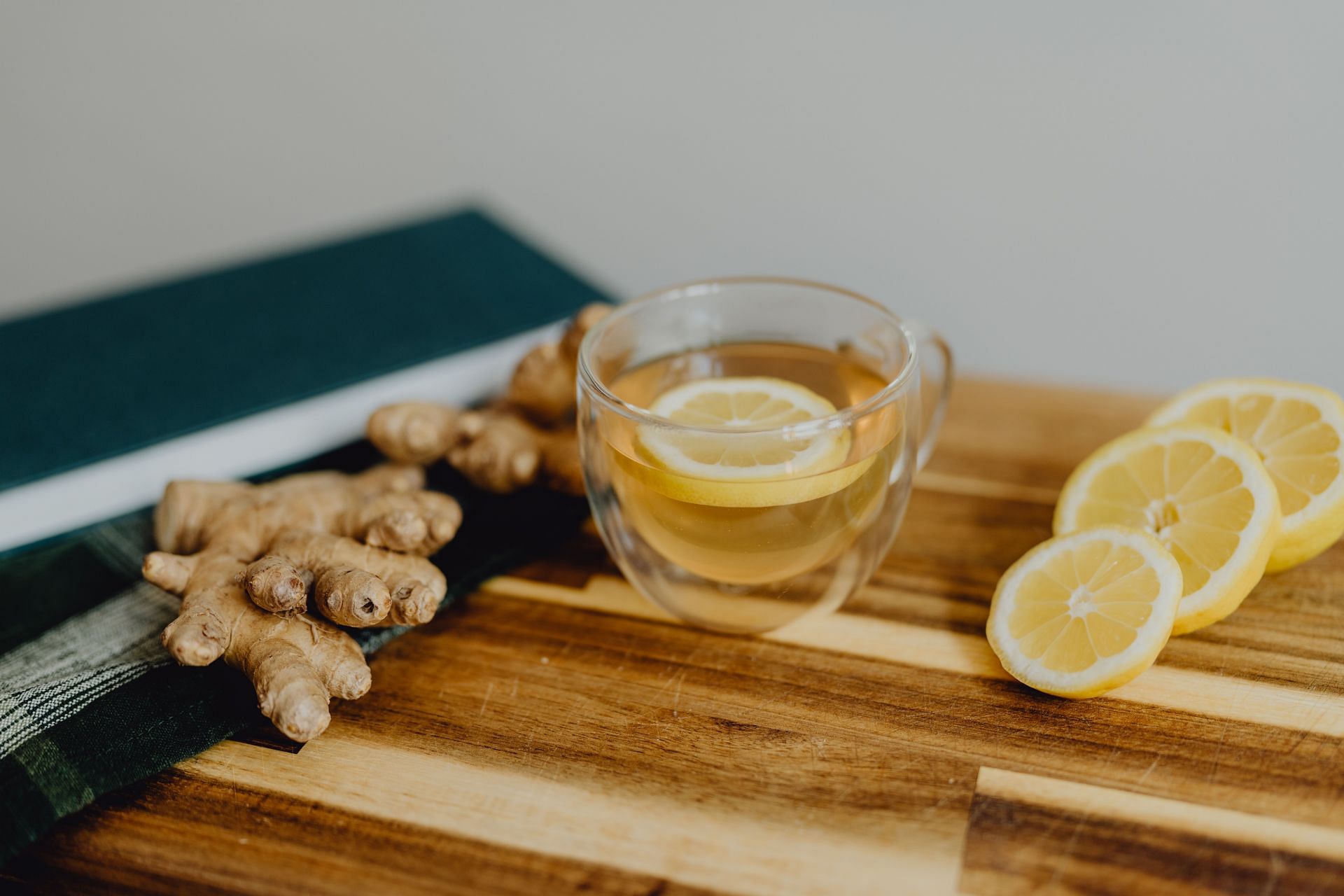 Benefits of eating raw ginger (Image via Unsplash / Kelly Sikkema)