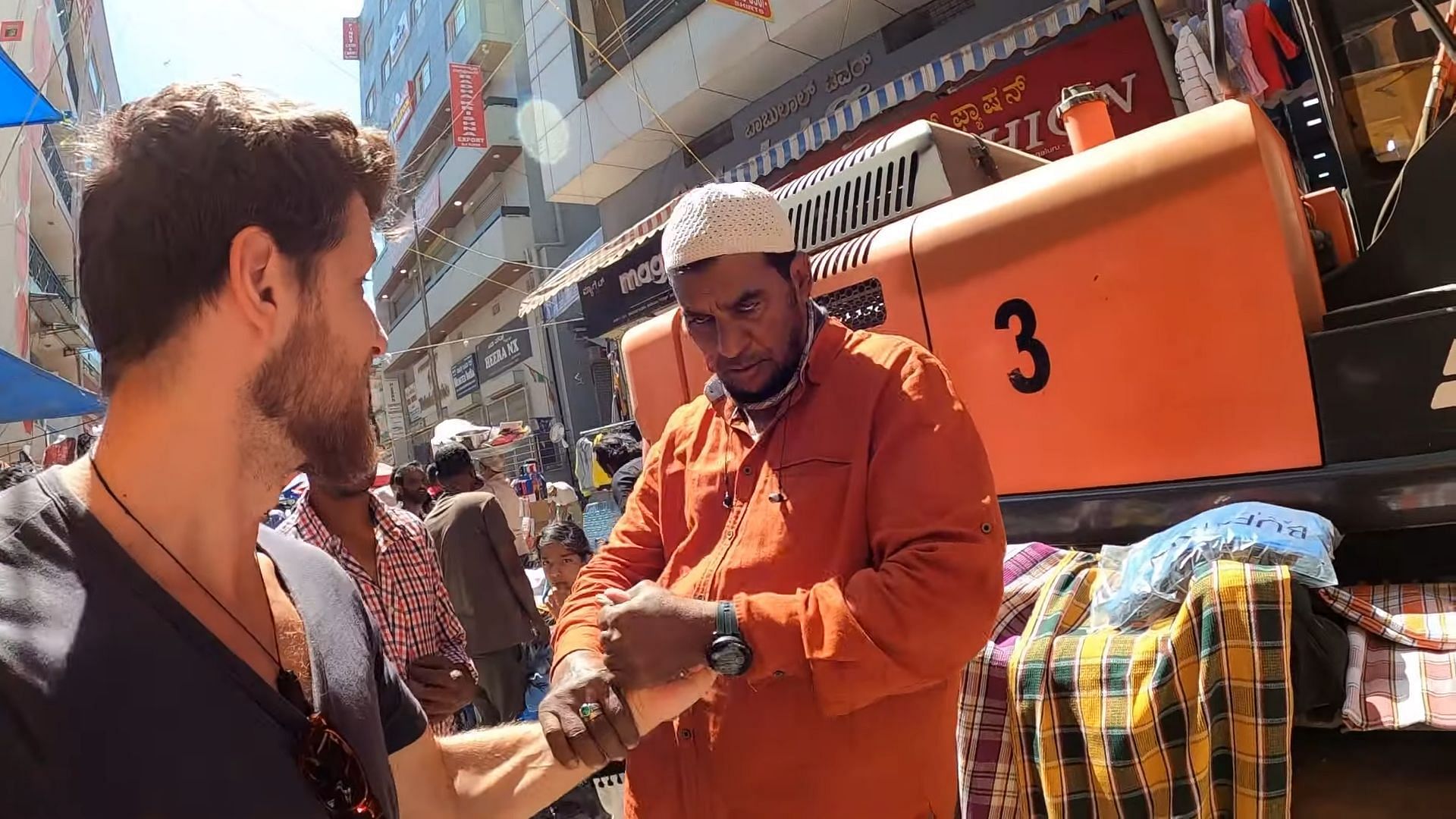 A Dutch vlogger was harassed by a local Bengaluru street vendor (Image via Youtube/Madley Rover)